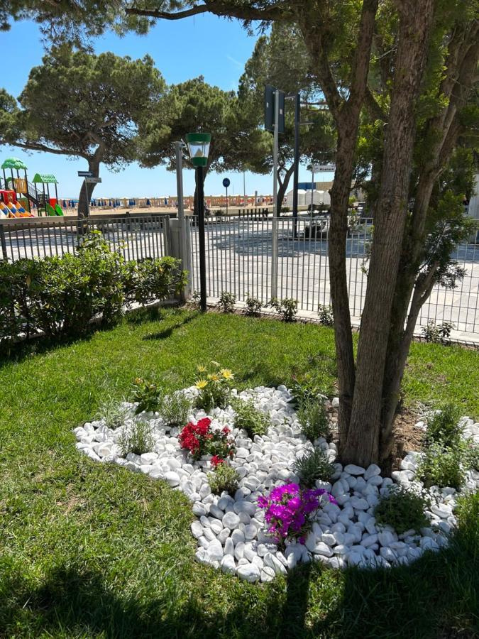 Hotel Villa Franca Lignano Sabbiadoro Exteriör bild
